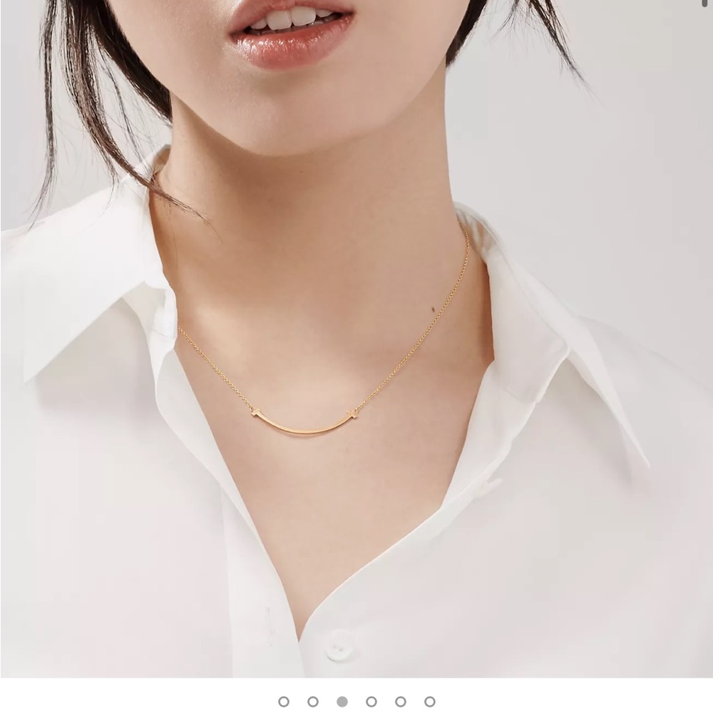 Great condition! Tiffany t smile necklace 18k gold